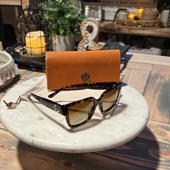 ☀️Tory Burch Sunnies•Tortoise Frames•Gold Tory Burch Logo☀️ - Picture 5 of 11